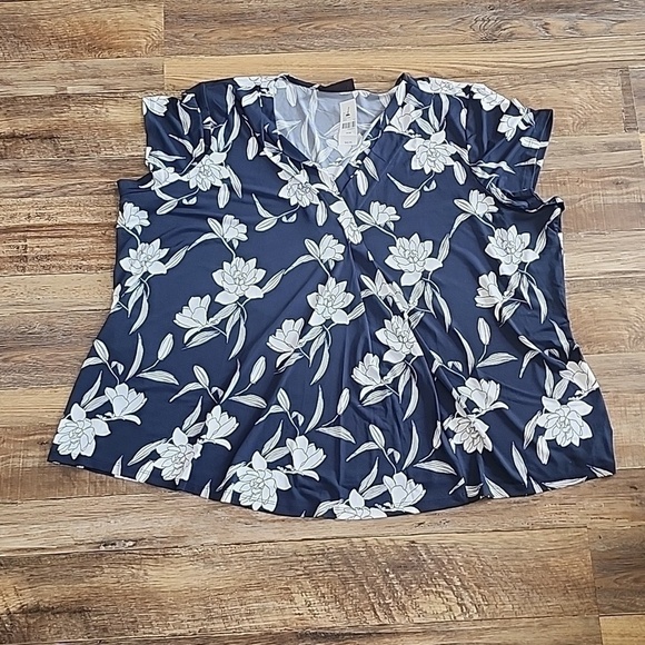 Lane Bryant Tops - NWT Lane Bryant Top Sz 26/28